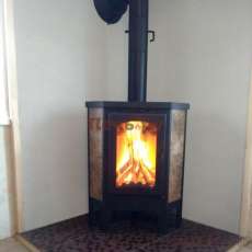 Недорогая печь-камин Бавария Эко угловая с плитой одна конфорка фото в интерьере в Бресте