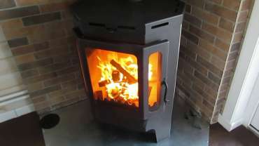 Печь-камин Бавария призматик пристенно-угловой фото в интерьере в Бресте