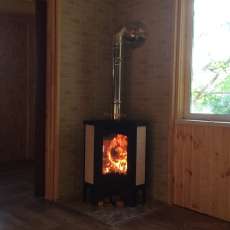 Стальной камин с большим стеклом Бавария угловая Амазонка бай фото в интерьере в Бресте