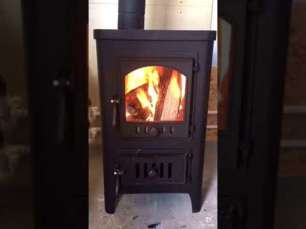 Чугунный недорогой камин со стеклом Бавария Оптима Чугун с плитой фото в интерьере в Бресте