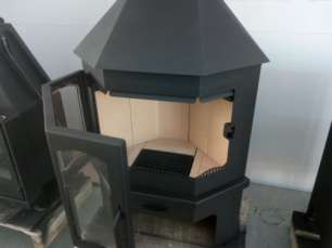 Стальной камин Бавария Мюнхен со стеклом угловой чёрный (без перемычки) фото купить в Бресте