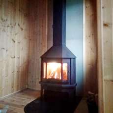 Стальной камин со стеклом Мюнхен угловой чёрный фото в интерьере в Бресте