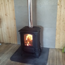 Печь-камин чугунный FireWay Bruno в интерьере чёрный Амазонка бай фото в Бресте