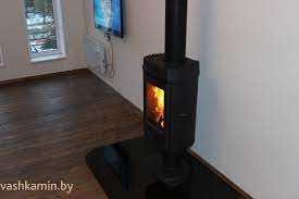 Печь-камин чугунный Invicta Mesnil в интерьере Амазонка бай фото в Бресте