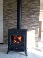 Печь-камин чугунный Invicta Altea в интерьере Амазонка бай фото в Бресте